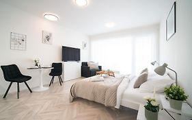 City Relax Apartments With Free Parking, 10 Mins Walk To City Centre